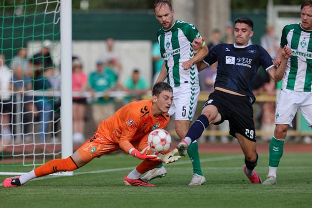 From left: Stefan Smarkalev, goalkeeper, SV Werder Bremen II, 1, Cimo Röcker, SV Werder Bremen II, 5, and Mats Facklam, VfB Oldenburg, 29, in a one-on-one, duel, dynamic moment, action, game scene, July 31, 2026, Bremen, Germany, soccer, Regionalliga Nord, SV Werder Bremen II vs. VfB Oldenburg xobx