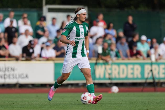 Noah Weißbach, SV Werder Bremen II, age 25, on the ball, isolated shot, single frame, full body, action, game scene, July 31, 2026, Bremen, Germany, soccer, Regionalliga Nord, SV Werder Bremen II vs. VfB Oldenburg xobx