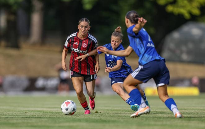 GER, Bad Nauheim, Eintracht Frankfurt vs. Racing Strasbourg, Preseason, Soccer, DFB, 2026–2027 Season, Bad Nauheim Sports Field, Friendly Match: Pictured from left, Ereleta Memeti, Eintracht Frankfurt Women’s Team 7, Kristin Kögel, Racing Strasbourg 3. DFB and DFL regulations prohibit any use of photographs as image sequences and or quasi-video. July 31, 2026 Copyright: HMBxMedia HendrikxHamelau