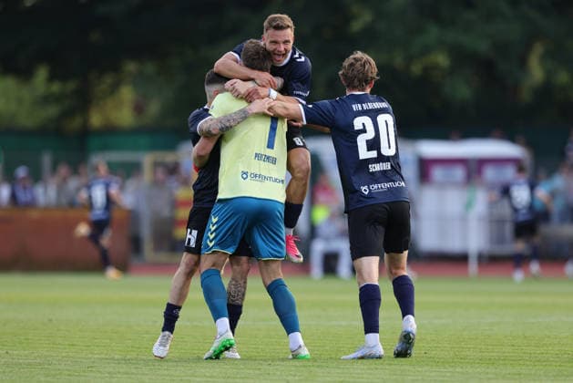 VfB Oldenburg players celebrating a goal, cheering, jubilant, optimistic, game scene, highlight, joy over the goal that made it 0–1, July 31, 2026, Bremen, Germany, soccer, Regionalliga Nord, SV Werder Bremen II vs. VfB Oldenburg xobx