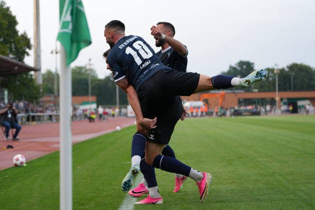 Soccer I Men s I 2026–2027 Season I Regionalliga Nord I Matchday 1 I SV Werder Bremen U23 vs. VfB Oldenburg I July 31, 2026 Mats Facklam 29, VfB Oldenburg, Leon Demaj 10, VfB Oldenburg, and Drilon Demaj 9, VfB Oldenburg; goal celebration, goal, joy; Bremen Stadium grounds, Field 11, Bremen, Germany Copyright: xLobeca JonasxBoningx