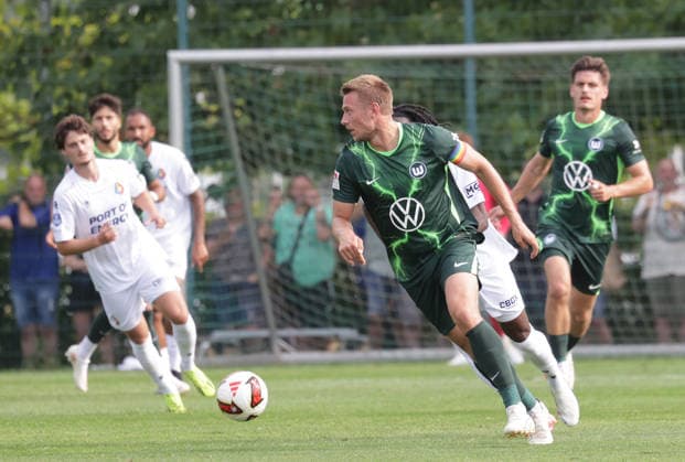 Head-to-head between Hauke Wahl (VfL Wolfsburg) and Jelani Seedorf (SC Telstar) – Soccer, Men s, 2026–2027 Season, 2nd Division, VfL Wolfsburg vs. SC Telstar, Friendly Match, Preseason, 3–1. DFL regulations prohibit any use of photographs as image sequences and or quasi-video.