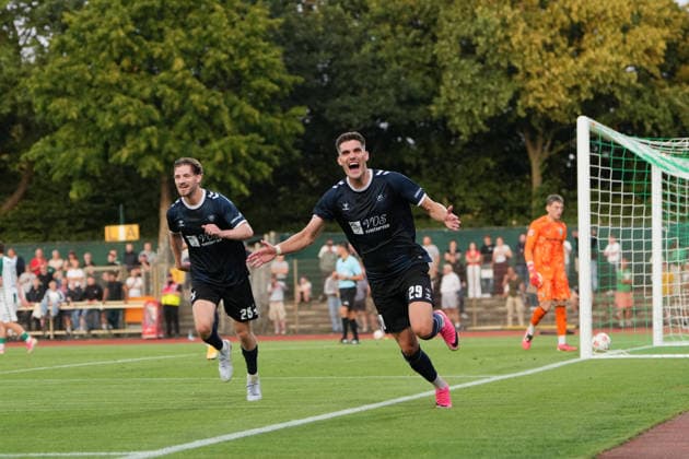 Soccer I Men s I 2026–2027 Season I Regionalliga Nord I Matchday 1 I SV Werder Bremen U23 vs. VfB Oldenburg I July 31, 2026 Celebration after Marc Schröder s penalty kick goal (20), VfB Oldenburg and goal scorer Mats Facklam (29), VfB Oldenburg, Bremen Stadium Grounds, Field 11, Bremen, Germany Copyright: xLobeca JonasxBoningx