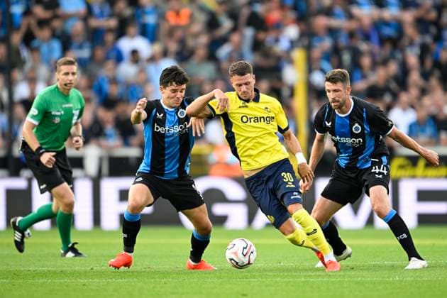 Club Brugge v Royale Union Saint-Gilloise - Volkswagen Supercup 2026 BRUGGE, BELGIUM - JULY 31 : Florucz Raul Alexander forward of Royale Union Saint-Gilloise is challenged by Vetlesen Hugo midfielder of Club Brugge and Mechele Brandon defender of Club Brugge during the Volkswagen Supercup 2026 match between Club Brugge and Royale Union Saint-Gilloise on July 31, 2026 in Brugge, Belgium, 31 07 2026 Brugge Belgium  Copyright: xNicoxVereeckenx
