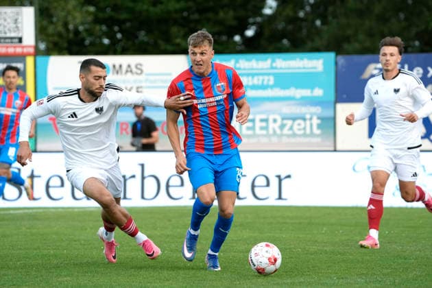 Photo by Dennis ROSIN: Drochtersen vs. Miguel Fernandes Phönix in white. Regional League North soccer, Matchday 1 on Friday, July 31, 2026. SV Drochtersen vs. Phönix Lübeck
