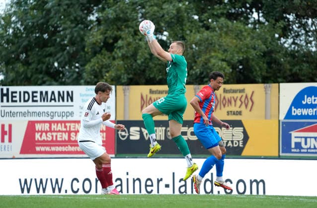 Photo: Goalkeeper Jesper HEIM of Drochtersen (left) and Kevin INGRESO (right) make a save against Jonathan STÖVER of Phönix; on the left: Regionalliga Nord soccer, Matchday 1 on Friday, July 31, 2026: SV Drochtersen vs. Phönix Lübeck