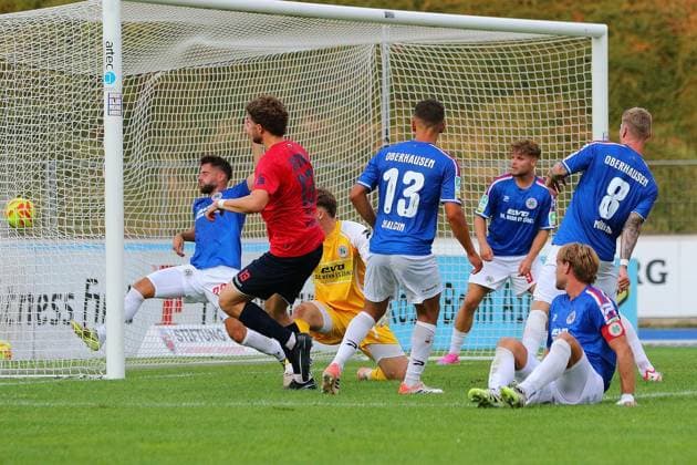 Regionalliga West Bonner SC Rot Weiß Oberhausen ** FOR EDITORIAL USE ONLY ** EDITORIAL USE ONLY ** p Jonas Berg scores the 1-1 goal for Bonner SC vs. RWO Location: Bonn, Sportpark Nord Date: July 31, 2026 Germany, North Rhine-Westphalia, Bonn Copyright MichaxKorb Copyright: MichaxKorb doc86yk9a6uak21xdxs9uz ,EDITORIAL USE ONLY Copyright: MichaxKorb