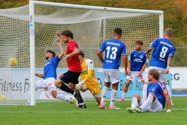 Regionalliga West Bonner SC Rot Weiß Oberhausen ** FOR EDITORIAL USE ONLY ** EDITORIAL USE ONLY ** p Jonas Berg scores the 1-1 goal for Bonner SC vs. RWO Location: Bonn, Sportpark Nord Date: July 31, 2026 Germany, North Rhine-Westphalia, Bonn Copyright MichaxKorb Copyright: MichaxKorb doc86yk9a77jwg1347cieg9 ,EDITORIAL USE ONLY Copyright: MichaxKorb