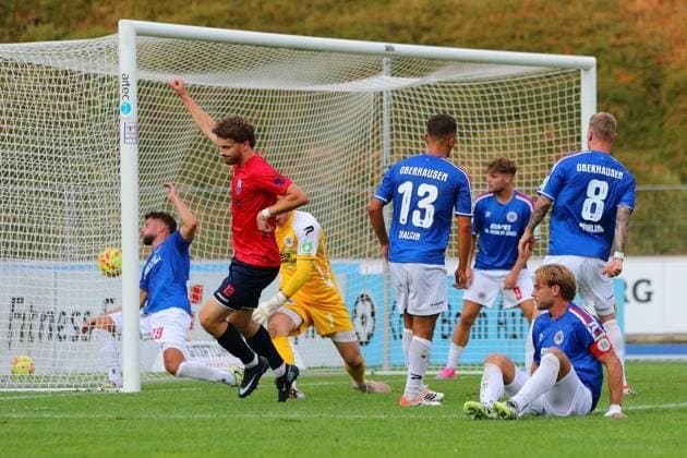 Regionalliga West Bonner SC Rot Weiß Oberhausen ** FOR EDITORIAL USE ONLY ** EDITORIAL USE ONLY ** p Jonas Berg scores the 1-1 goal for Bonner SC vs. RWO Location: Bonn, Sportpark Nord Date: July 31, 2026 Germany, North Rhine-Westphalia, Bonn Copyright MichaxKorb Copyright: MichaxKorb doc86yk9adq6vs13po5k1wwo ,EDITORIAL USE ONLY Copyright: MichaxKorb