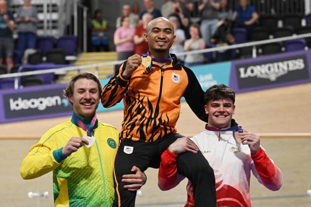 COM26 Track cycling, Rad, Radsport, Bahnrad, Bahn Silver medalist Leigh Hoffman of Australia and Bronze Medalist Harry Ledingham -Horn of England lift Malaysian Gold Medalist Muhammad Shah Firdaus Sharon after winning the Men™s Keirin final of the Glasgow 2026 Commonwealth Games at the Sir Chris Hoy Velodrome in Glasgow, Scotland, Friday, July 31, 2026. ( NO ARCHIVING, EDITORIAL USE ONLY Glasgow Scotland United Kingdom  Copyright: xDEANxLEWINSx 20260801161963748058