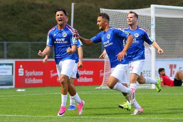 Regionalliga West Bonner SC vs. Rot-Weiß Oberhausen ** FOR EDITORIAL USE ONLY ** EDITORIAL USE ONLY ** p Exuberant celebration after Arda Süne’s 2–1 goal for Bonner SC against RWO Location: Bonn, Sportpark Nord Date: July 31, 2026 Germany, North Rhine-Westphalia, Bonn Copyright MichaxKorb Copyright: MichaxKorb doc86ykfny6k47kxtwhbrs ,EDITORIAL USE ONLY Copyright: MichaxKorb