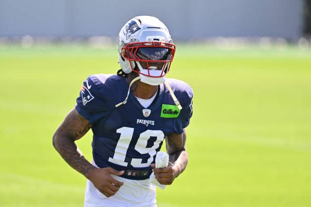 Jul 31, 2026; Foxborough, MA, USA; New England Patriots defensive back Kobee Minor (19) walks to the practice field for training camp at Gillette Stadium. CSM Foxborough USA - ZUMAc04_ 20260731_zma_c04_101 Copyright: xEricxCanhax
