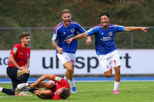 Regionalliga West: Bonner SC vs. Rot-Weiß Oberhausen ** FOR EDITORIAL USE ONLY ** EDITORIAL USE ONLY ** p Travis de Jong and goal scorer Arda Süne after the 2–1 Bonner SC vs. RWO match. Location: Bonn, Sportpark Nord. Date: July 31, 2026. Germany, North Rhine-Westphalia, Bonn. Copyright MichaxKorb Copyright: MichaxKorb doc86ylrrzyrv8o0civ1yy1 ,EDITORIAL USE ONLY Copyright: MichaxKorb