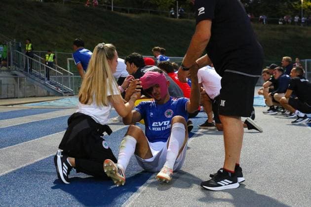 Regionalliga West Bonner SC Rot Weiß Oberhausen ** FOR EDITORIAL USE ONLY ** EDITORIAL USE ONLY ** p Kerem Yalcin needs medical attention after a head injury following a collision Bonner SC RWO Location: Bonn, Sportpark Nord Date: July 31, 2026 Germany, North Rhine-Westphalia, Bonn Copyright MichaxKorb Copyright: MichaxKorb doc86ylrt85puq1jnkx9brv ,EDITORIAL USE ONLY Copyright: MichaxKorb