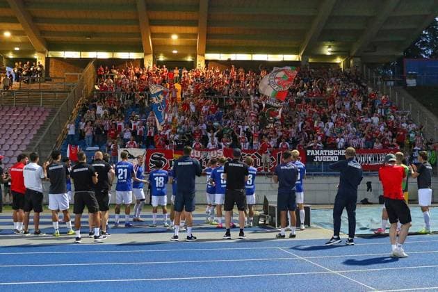 Regionalliga West Bonner SC Rot Weiß Oberhausen ** FOR EDITORIAL USE ONLY ** EDITORIAL USE ONLY ** p RWO players and fans celebrate their first win of the season Bonner SC RWO Location: Bonn, Sportpark Nord Date: July 31, 2026 Germany, North Rhine-Westphalia, Bonn Copyright MichaxKorb Copyright: MichaxKorb doc86ylrtacj9y16olh91wpy ,EDITORIAL USE ONLY Copyright: MichaxKorb