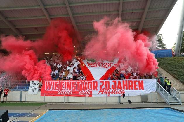 Regionalliga West Bonner SC Rot Weiß Oberhausen ** FOR EDITORIAL USE ONLY ** EDITORIAL USE ONLY ** p Choreography by RWO fans Bonner SC RWO Location Bonn, Sportpark Nord Date July 31, 2026 Germany North Rhine-Westphalia Bonn Copyright MichaxKorb Copyright: MichaxKorb doc86ylqtoh03n1dp3y71yp8 ,EDITORIAL USE ONLY Copyright: MichaxKorb
