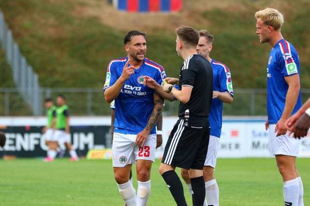 Regionalliga West Bonner SC Rot Weiß Oberhausen ** FOR EDITORIAL USE ONLY ** EDITORIAL USE ONLY ** p Nils Winter argues with the referee Bonner SC RWO Location: Bonn, Sportpark Nord Date: July 31, 2026 Germany, North Rhine-Westphalia, Bonn Copyright MichaxKorb Copyright: MichaxKorb doc86ylqvdzf3cwn2kjeca ,EDITORIAL USE ONLY Copyright: MichaxKorb