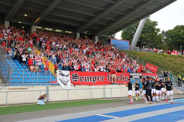 Regionalliga West Bonner SC vs. Rot-Weiss Oberhausen ** FOR EDITORIAL USE ONLY ** EDITORIAL USE ONLY ** p The Bonner SC team and RWO fans get in the mood for the upcoming 90 minutes before the game. Bonner SC vs. RWO Location: Bonn, Sportpark Nord Date: July 31, 2026 Germany, North Rhine-Westphalia, Bonn Copyright MichaxKorb Copyright: MichaxKorb doc86ylrrp589wy3jih1x49 ,EDITORIAL USE ONLY Copyright: MichaxKorb