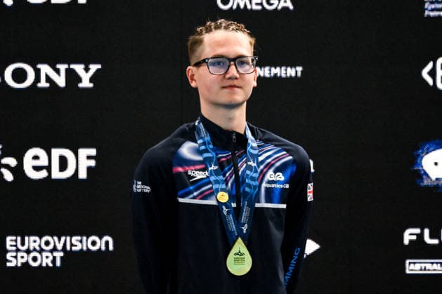 Ranjuo Tomblin of Great Britain attends the medal ceremony of the artistic swimming Solo Tech Men Final with gold medal during the European Aquatics Championships at the Olympic Aquatic Center in Paris (France), July 31, 2026. Andrea Staccioli