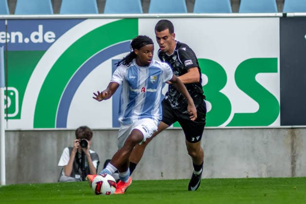 Chemnitz, Germany, July 31, 2026; Northeast Regional League 2026–2027, Matchday 2: Chemnitzer FC vs. BFC Preussen. Pictured, from left, in a tackle: Ken Tchouangue (CFC) and Ede Gramberg (BFC). Copyright: xFotostandx xNachtigallx