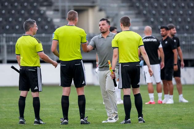 From left: Niklas Diehm, referee, and Anthony Loviso, sports director of SVS, in conversation; discussion on the field; action; game scene; July 31, 2026, Sandhausen, Germany, soccer, bfv Association Cup, 3rd round, SV Sandhausen vs. TSG 1862 09 Weinheim xozx