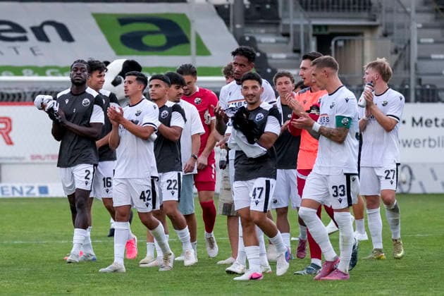 Players from SV Sandhausen (SVS) thank their own fans for their support after the final whistle. End of the game. Thank you. Thanks to the spectators, action, July 31, 2026, Sandhausen, Germany, soccer, bfv Association Cup, 3rd round, SV Sandhausen vs. TSG 1862 09 Weinheim xozx
