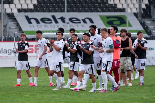 Players from SV Sandhausen (SVS) thank their own fans for their support after the final whistle. End of the game. Thank you. Thanks to the spectators, action, July 31, 2026, Sandhausen, Germany, soccer, bfv Association Cup, 3rd round, SV Sandhausen vs. TSG 1862 09 Weinheim xozx