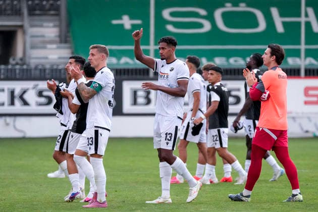 Players from SV Sandhausen (SVS) thank their own fans for their support after the final whistle. End of the game. Thank you. Thanks to the spectators, action, Yannick Osee (SVS), No. 13 giving a thumbs-up, July 3, 2026, Sandhausen, Germany, soccer, bfv Association Cup, 3rd round, SV Sandhausen vs. TSG 1862 Weinheim xozx