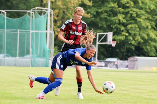 Bad Nauheim, Germany, July 31, 2026: Friendly match between Eintracht Frankfurt Women and Racing Club de Strasbourg. Pictured, from left: Paulina Krumbiegel of SGE in a tackle. Copyright: HMBxMedia MadeleinexFantini