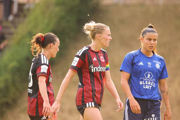 Bad Nauheim, Germany, July 31, 2026: Friendly match between Eintracht Frankfurt Women and Racing Club de Strasbourg. Pictured, from left: Hayley Raso (SGE) and Laura Freigang (SGE) Copyright: HMBxMedia MadeleinexFantini