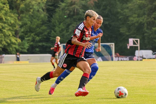 Bad Nauheim, Germany, July 31, 2026: Friendly match between Eintracht Frankfurt Women and Racing Club de Strasbourg. Pictured, from left: Sara Doorsoun (SGE) in a tackle. Copyright: HMBxMedia MadeleinexFantini