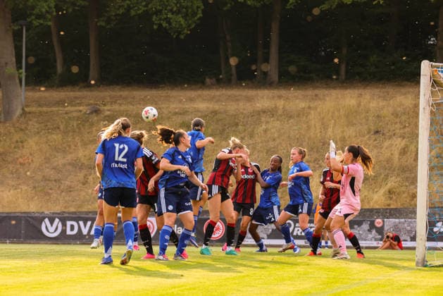 Bad Nauheim, Germany, July 31, 2026: Friendly match between Eintracht Frankfurt Women and Racing Club de Strasbourg. Pictured: Players from Racing Strasbourg and Eintracht Frankfurt in the Strasbourg penalty area. Copyright: HMBxMedia MadeleinexFantini