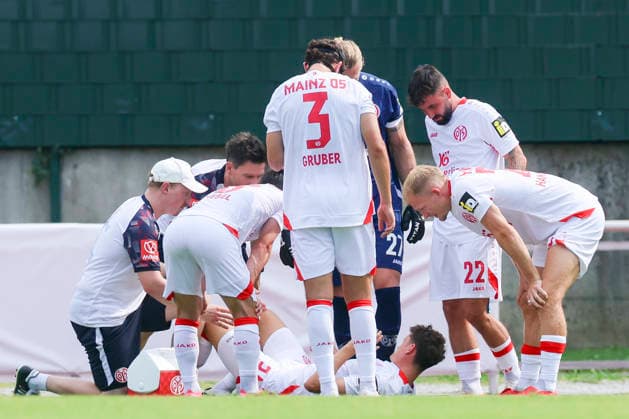 Eric Martel of 1 FSV Mainz 05 lies injured on the field and is then substituted during the preseason friendly match between 1 FSV Mainz 05 and Shabab Al Ahli at the Grenzlandstadium Arena on July 31, 2026 in Kufstein, Austria. Photo by Marco Steinbrenner, DeFodi Images