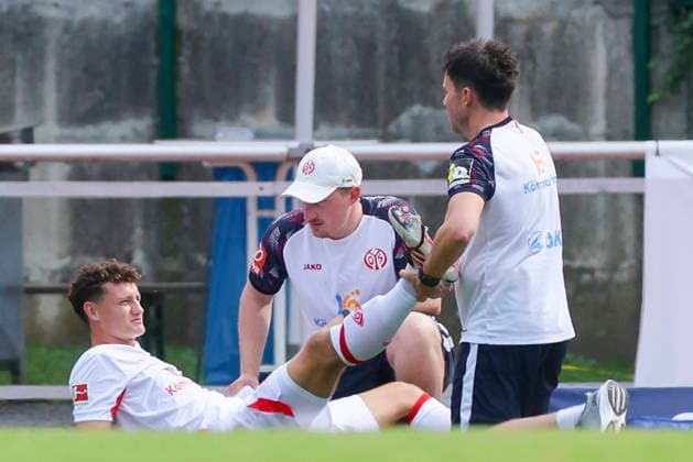 Eric Martel of 1 FSV Mainz 05 lies injured on the field and is then substituted during the preseason friendly match between 1 FSV Mainz 05 and Shabab Al Ahli at the Grenzlandstadium Arena on July 31, 2026 in Kufstein, Austria. Photo by Marco Steinbrenner, DeFodi Images