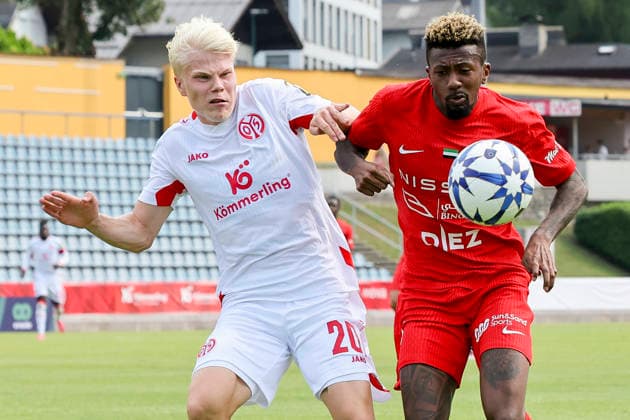 Otto Ruoppi of 1 FSV Mainz 05 and Igor Gomes of Shabab Al Ahli battle for the ball during the preseason friendly match between 1 FSV Mainz 05 and Shabab Al Ahli at the Grenzlandstadium Arena on July 31, 2026 in Kufstein, Austria. Photo by Marco Steinbrenner, DeFodi Images