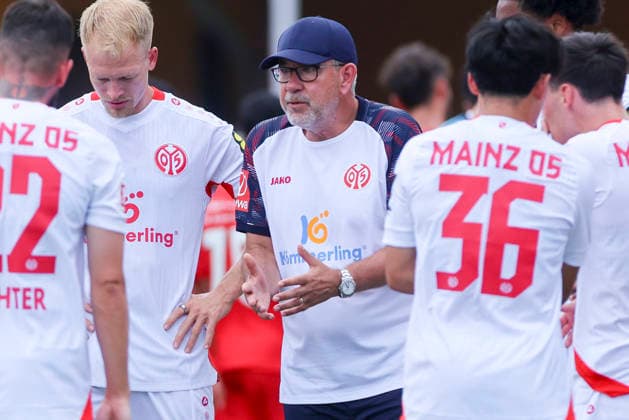 Coach Urs Fischer of 1 FSV Mainz 05 gestures during the preseason friendly match between 1 FSV Mainz 05 and Shabab Al Ahli at the Grenzlandstadium Arena on July 31, 2026, in Kufstein, Austria. Photo by Marco Steinbrenner, DeFodi Images