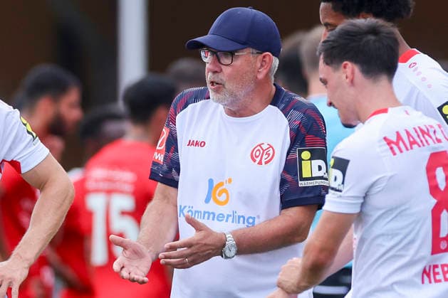 Coach Urs Fischer of 1 FSV Mainz 05 gestures during the preseason friendly match between 1 FSV Mainz 05 and Shabab Al Ahli at the Grenzlandstadium Arena on July 31, 2026, in Kufstein, Austria. Photo by Marco Steinbrenner, DeFodi Images