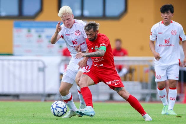 Otto Ruoppi of 1 FSV Mainz 05 and Federico Nicolas Cartabia of Shabab Al Ahli battle for the ball during the preseason friendly match between 1 FSV Mainz 05 and Shabab Al Ahli at the Grenzlandstadium Arena on July 31, 2026 in Kufstein, Austria. Photo by Marco Steinbrenner, DeFodi Images