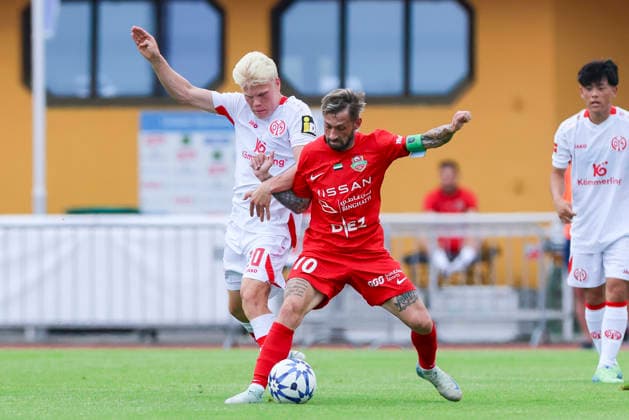 Otto Ruoppi of 1 FSV Mainz 05 and Federico Nicolas Cartabia of Shabab Al Ahli battle for the ball during the preseason friendly match between 1 FSV Mainz 05 and Shabab Al Ahli at the Grenzlandstadium Arena on July 31, 2026 in Kufstein, Austria. Photo by Marco Steinbrenner, DeFodi Images