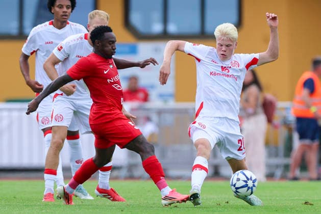 Yuri Cesar Santos de Oliveira of Shabab Al Ahli and Otto Ruoppi of 1 FSV Mainz 05 battle for the ball during the preseason friendly match between 1 FSV Mainz 05 and Shabab Al Ahli at the Grenzlandstadium Arena on July 31, 2026 in Kufstein, Austria. Photo by Marco Steinbrenner, DeFodi Images