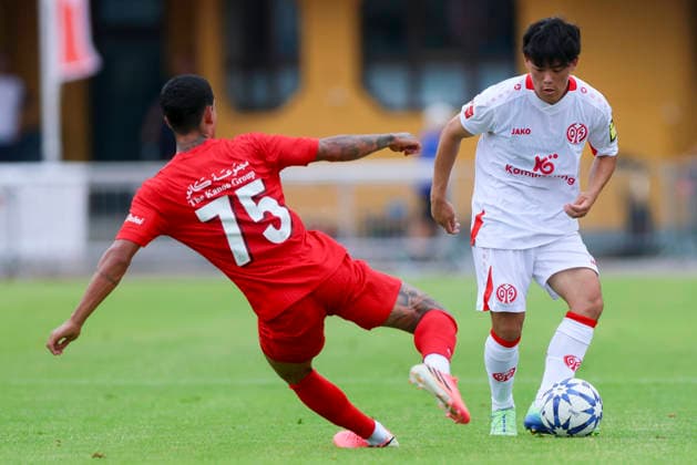 Mateus Henrique Alves Silva of Shabab Al Ahli and Taiyu Yamasaki of 1 FSV Mainz 05 battle for the ball during the preseason friendly match between 1 FSV Mainz 05 and Shabab Al Ahli at the Grenzlandstadium Arena on July 31, 2026 in Kufstein, Austria. Photo by Marco Steinbrenner, DeFodi Images