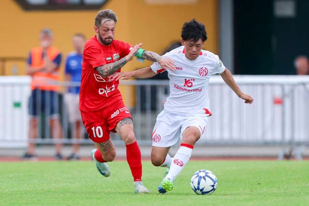 Federico Nicolas Cartabia of Shabab Al Ahli and Taiyu Yamasaki of 1 FSV Mainz 05 battle for the ball during the preseason friendly match between 1 FSV Mainz 05 and Shabab Al Ahli at the Grenzlandstadium Arena on July 31, 2026 in Kufstein, Austria. Photo by Marco Steinbrenner, DeFodi Images