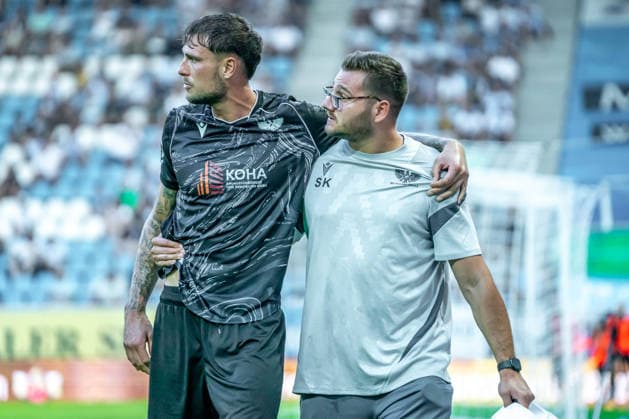 Chemnitz, Germany, July 31, 2026; Northeast Regional League 2026–2027, Matchday 2: Chemnitzer FC vs. BFC Preussen. Pictured: Lenny Stein (BFC 1, first from left) is led off the field by a team staff member after being injured. Copyright: xFotostandx xNachtigallx