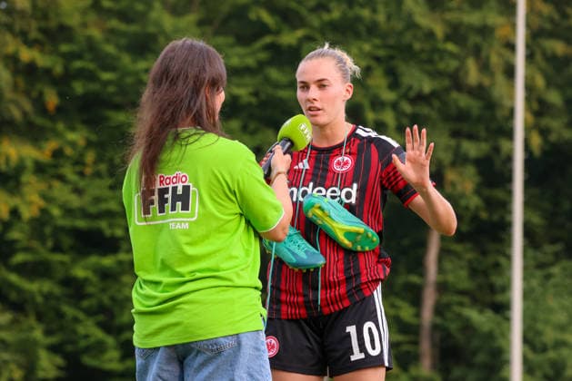 Bad Nauheim, Germany, July 31, 2026: Friendly match between Eintracht Frankfurt Women and Racing Club de Strasbourg. Pictured, from left: Laura Freigang, second from left, of SGE, in an FFH interview after the victory over Racing Strasbourg. Copyright: HMBxMedia MadeleinexFantini