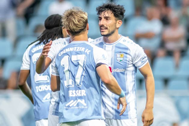 Chemnitz, Germany, July 31, 2026; Northeast Regional League 2026–2027, Matchday 2: Chemnitzer FC vs. BFC Preussen. Pictured: Maximilian Fesser (CFC) and Domenico Alberico (CFC) celebrate after the home victory. Copyright: xFotostandx xNachtigallx