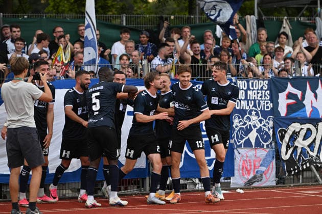 July 31, 2026, GER, Soccer, Regionalliga Nord, Matchday 1, 2026–2027 Season, Bremen, Field 11, SV Werder Bremen II U23 vs. VfB Oldenburg, Celebration after the 0–2 goal by Marc SCHRÖDER SCHROEDER (VfB Oldenburg 20) at the fence with Mats FACKLAM (VfB Oldenburg 29), Kai PRÖGER PROEGER (VfB Oldenburg 11), Dominik KASPER (VfB Oldenburg 24), and Linus SCHÄFER SCHAEFER, VfB Oldenburg 13; Anour ADAM, VfB Oldenburg 5; Drilon DEMAJ, VfB Oldenburg 9; Leon DEMAJ, VfB Oldenburg 10; Bremen, 11th place; Bremen, Germany Copyright: xnordphotoxGmbHx xRojahnx