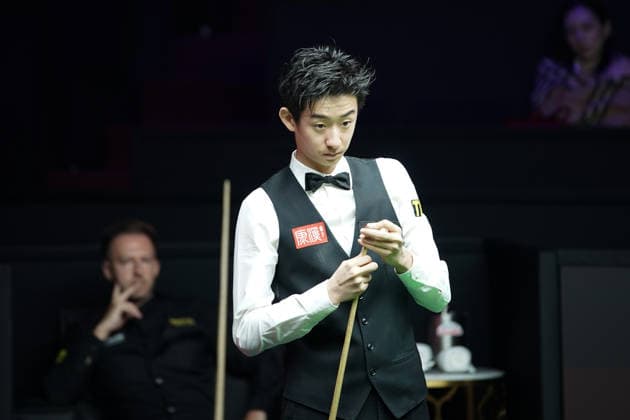 SHANGHAI, CHINA - JULY 31: Wu Yize of China chalks the cue in the semifinal match against Judd Trump of England on Day 5 of the 2026 Snooker Shanghai Masters at Luwan Gymnasium on July 31, 2026 in Shanghai, China.  Copyright: xTaixChengzhex 111657404967