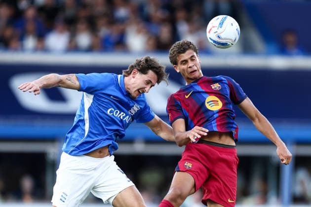 Birmingham City gegen Barcelona, 31. Juli 2026, Birmingham, Vorbereitungsspiel: Birmingham City gegen Barcelona – Hazma Abdelkarim von Barcelona und Phil Neumann von Birmingham City. Foto: Jacques Feeney, Offside, Birmingham, Großbritannien  Copyright: xJacquesxFeeneyx xOffsidexOffside