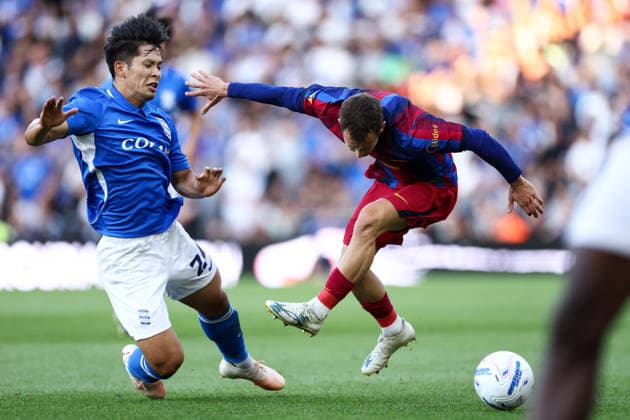 Birmingham City gegen Barcelona, 31. Juli 2026, Birmingham, Vorbereitungsspiel: Birmingham City gegen Barcelona. Marc Casado von Barcelona und Tomoki Iwata von Birmingham City. Foto: Jacques Feeney, Offside, Birmingham, Großbritannien  Copyright: xJacquesxFeeneyx xOffsidexOffside