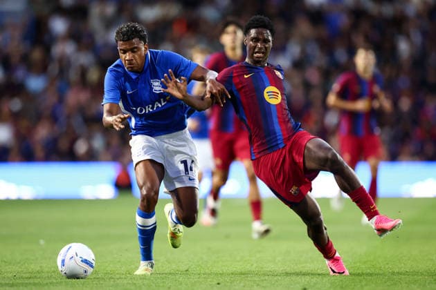 Birmingham City gegen Barcelona, 31. Juli 2026, Birmingham, Testspiel in der Saisonvorbereitung: Birmingham City gegen Barcelona. Ibrahim Diarra von Barcelona und Jhon Solis von Birmingham City. Foto: Jacques Feeney, Offside, Birmingham, Großbritannien  Copyright: xJacquesxFeeneyx xOffsidexOffside